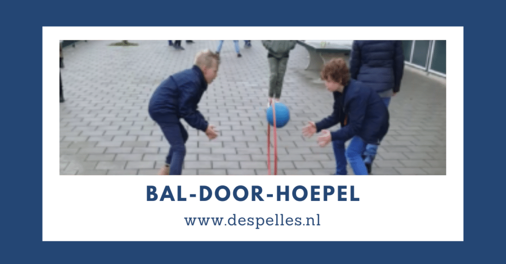 Bal door Hoepel spel in de gymles
