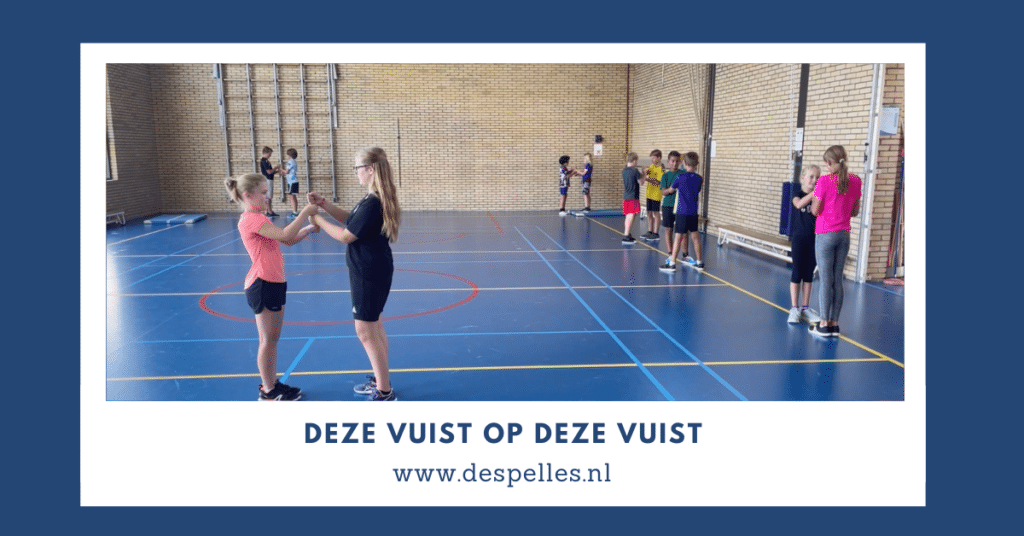 Deze vuist op deze vuist in de gymles