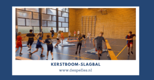 Kerstboom-Slagbal in de gymles