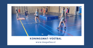 Koningsmat-Voetbal in de gymles